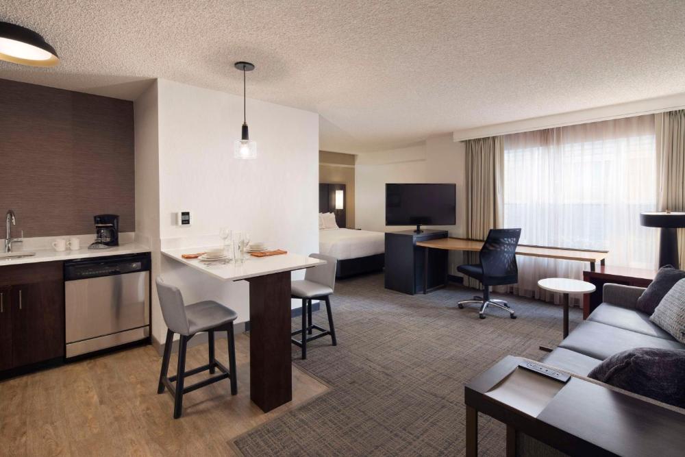Studio Suite Queen - Mobility / Hearing Accessible with Tub interior